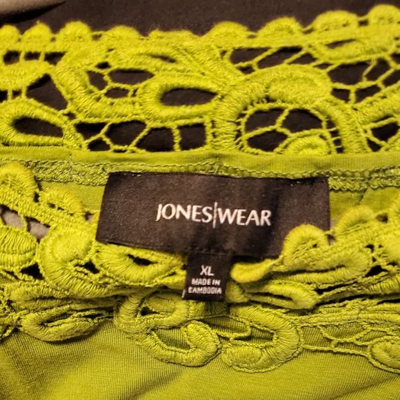 Sleeveless Embroidered Blouse - Picture 2 of 3